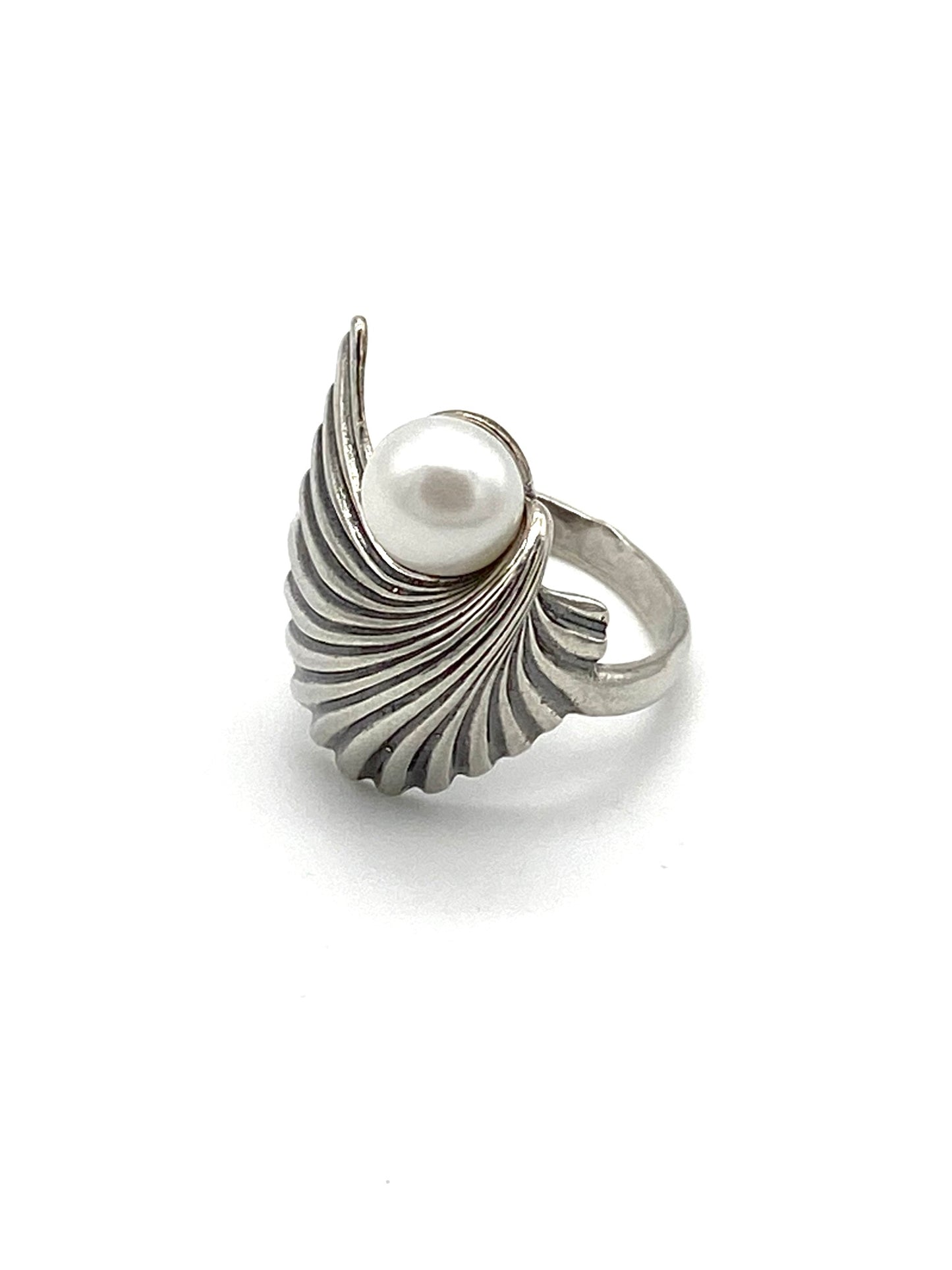 Mermaid Tail - Handcrafted Pearl Ring
